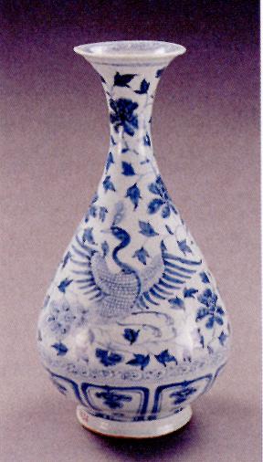 Pear-shaped underglaze blue vase with flying phoenix decor