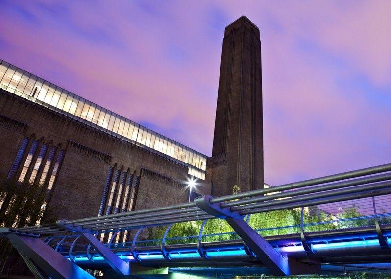 Tate Modern e il Millennium Bridge al crepuscolo. Londra. ©chrisdorney/Shutterstock