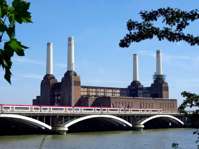 Les cheminées de la Battersea Power Station, à Londres (Grande-Bretagne).