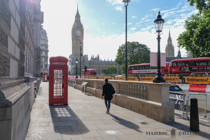 Cabinas de teléfono con el Big Ben de fondo