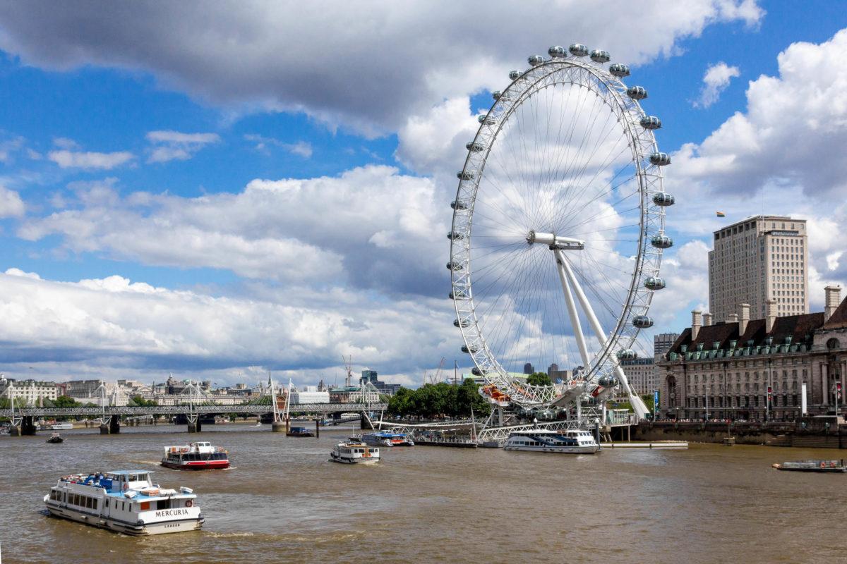 The construction of the London Eye started in 1998. It was assembled lying down and erected in September 1999, United Kingdom - © Cantemir Olaru / Shutterstock