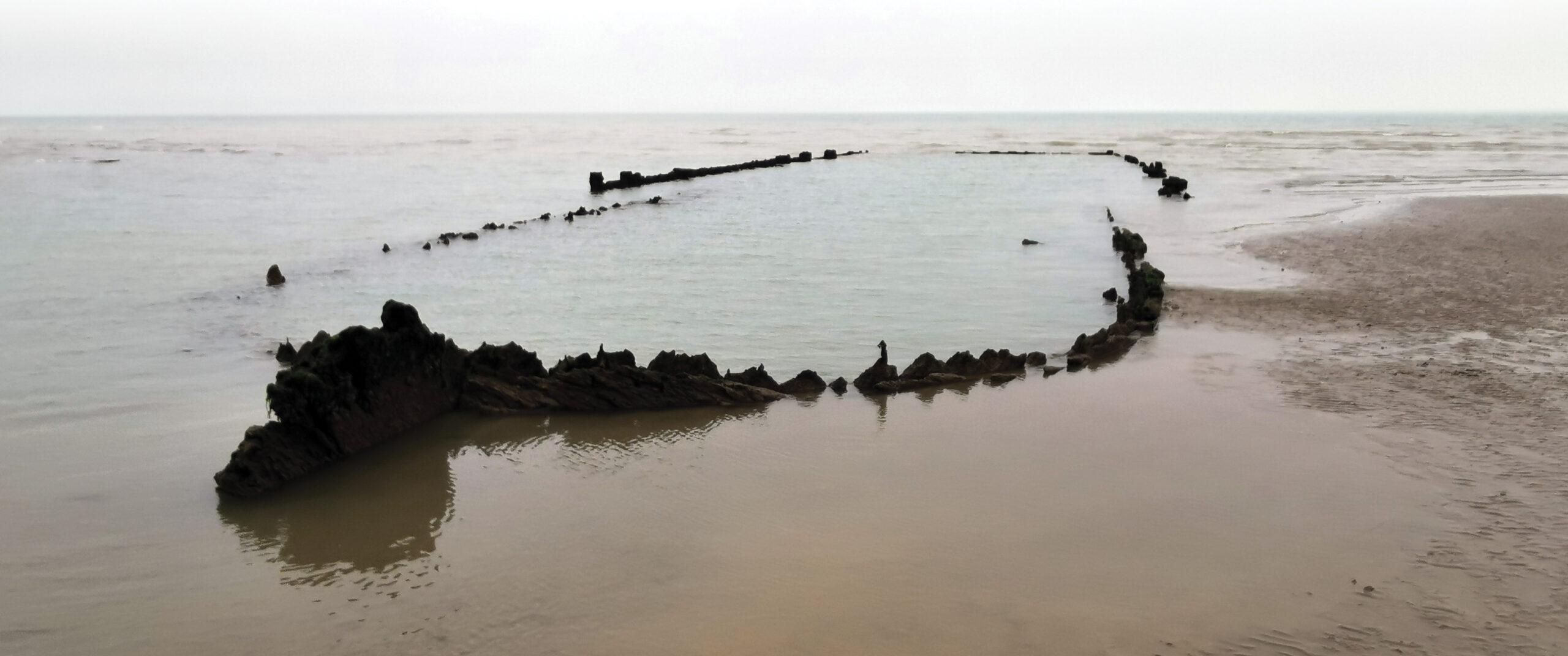 ci-dessus L'Amsterdam est l'exemple le plus complet d'un navire de commerce de la Compagnie néerlandaise des Indes orientales.  Ses restes peuvent être vus sur la plage de Bulverhythe dans l'East Sussex à marée très basse.