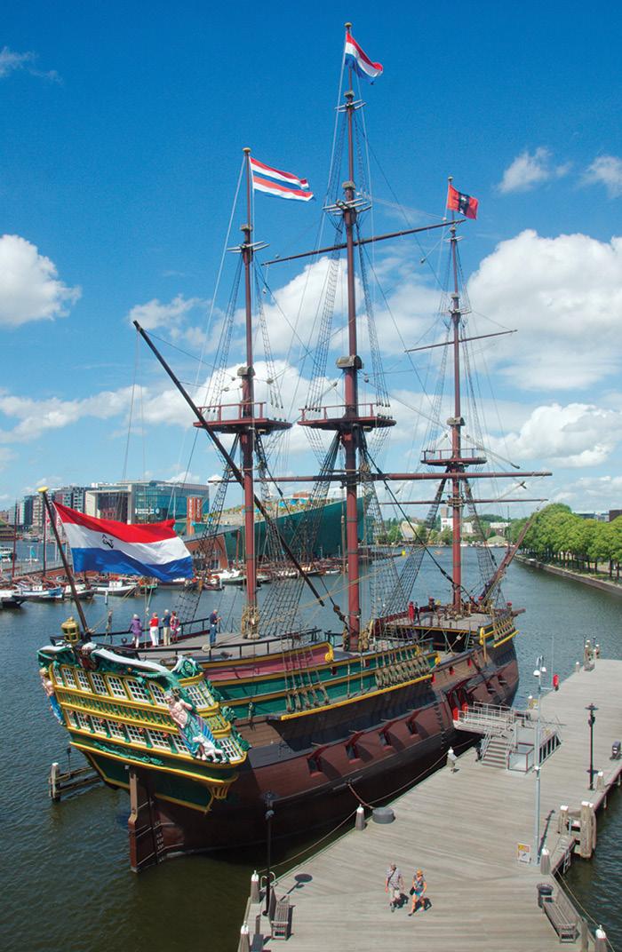 ci-dessus Une réplique grandeur nature des flotteurs d'Amsterdam flotte devant le musée maritime national néerlandais.  à droite Les vestiges de l'Amsterdam en cours de fouille en 1969, avant que les archéologues puissent intervenir.  À cette époque, les épaves historiques ne bénéficiaient pas des mêmes protections que les sites patrimoniaux terrestres.